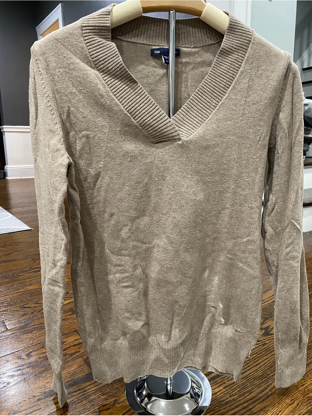 GAP Women's V-Neck Sweater in Taupe Beige